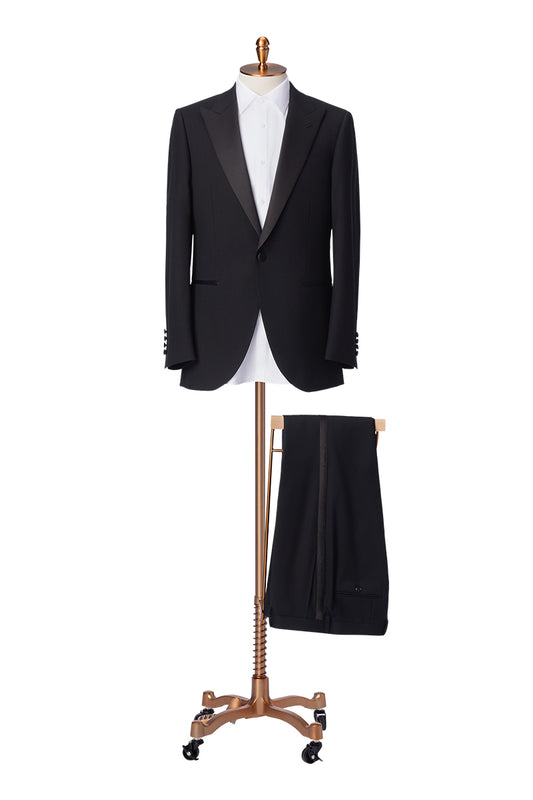 Bespoke black peak lapel tuxedo – luxury men’s fashion with custom tailored fit