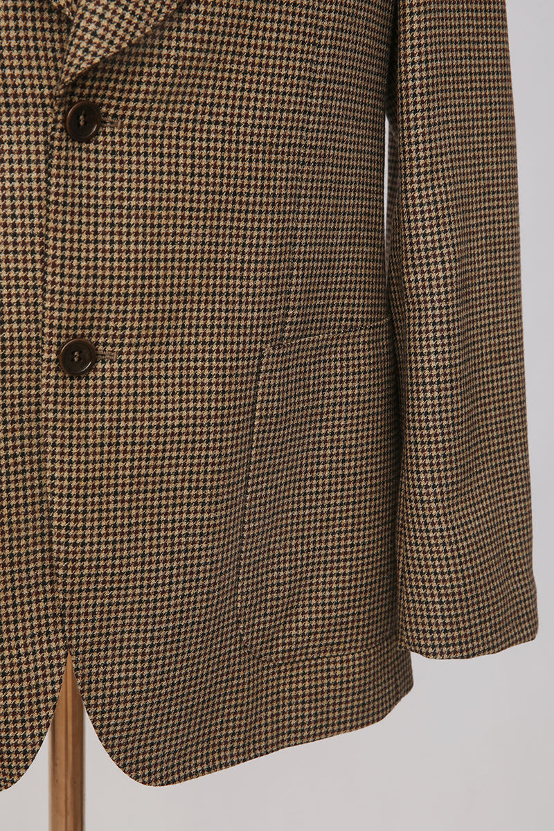 Custom patch jacket pocken and buttons on tailored houndstooth men’s jacket